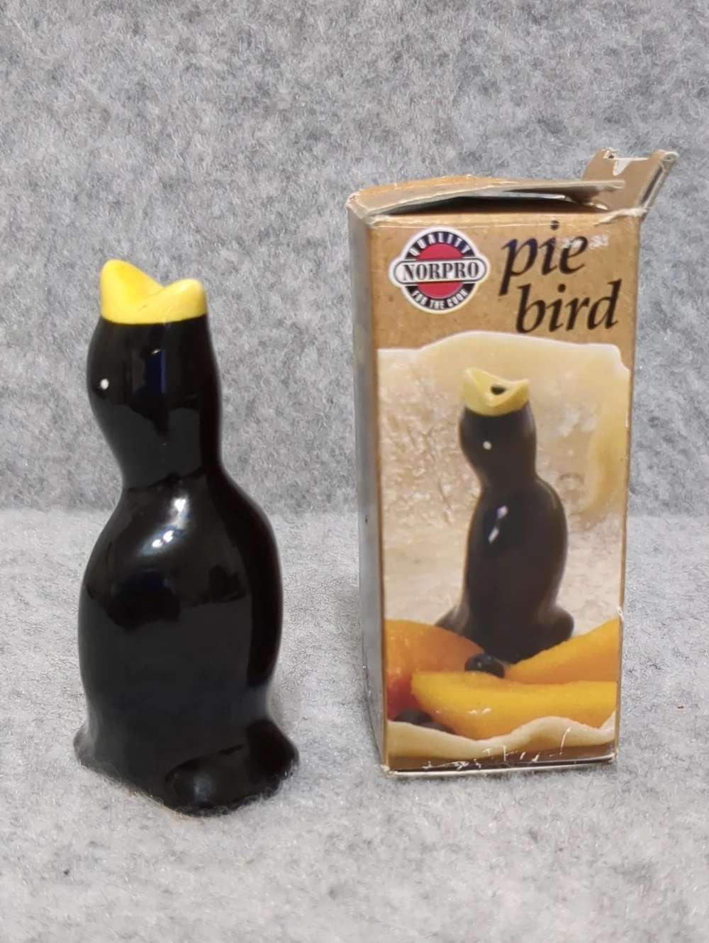 Vintage NORPRO Pie Bird Black Yellow Beak Pie Vent Classic Ceramic 4